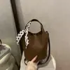 Bolsa Balde Simples de Mão Estilo Japonês para Mulheres Outono/Inverno 2025 Nova Bolsa de Ombro com Lenço Costurado Bolsa Transversal para o Dia a Dia