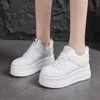 Tenis blancos para mujer, versátiles, de suela gruesa, estilo plataforma, transpirables, nueva colección otoño 2026, modernos, populares, a la moda, casuales y deportivos