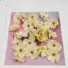 Venta al por mayor de fabricantes de crisantemos y margaritas artificiales pequeñas para decoración del hogar, horquillas hechas a mano para bricolaje, accesorios de decoración de ropa con flores