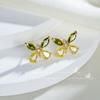 Nuevos aretes de botón de mariposa color verde oliva Zircón corindón rojo sintético aretes de moda de lujo ligero nicho alta gama femeninos