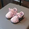 Otoño 2026 Nuevo Estilo Coreano Moda Versátil para Niñas Suela Suave Antideslizante Encaje Lunares Velcro Tenis