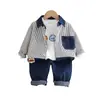 Traje Informal de Manga Larga para Niños Estilo Coreano Nueva Moda Primavera y Otoño Empalme Casual de Rayas Verticales Conjunto de Tres Piezas de Mezclilla de Manga Larga