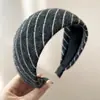 Faixa de Cabeça Larga Listrada Estilo Vintage para Mulheres 2025 Nova Faixa de Cabelo Presilha de Cabelo com Topo Alto Acessório de Cabelo da Moda