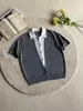 Camiseta de Tricô Falsa de Duas Peças com Gola e Manga Curta para Homens e Mulheres, Bloqueio de Cores de Verão, Estilo Old Money de Luxo Leve, Top Casual para o Trabalho