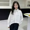 Camisa Infantil Estilo Primavera e Outono 2026 Nova Roupa de Primavera Infantil Camisa Estilosa para Meninas Meninas Mais Velhas Top de Manga Longa Jaqueta de Primavera