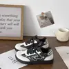 Zapatillas de Moda Belle 2026 Otoño Nuevos de Cuero Versátiles Zapatos Blancos Estudiante Deportivas de Caña Baja Casuales 5102