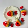 Pez koi colorido producto terminado, llavero de ganchillo hecho a mano, tejido a mano con hilo, lindo, adorno de coche de pez koi de la suerte, regalo