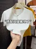 Camiseta Elegante Amarela de Manga Curta com Botões e Decote V para Mulheres, Novo Modelo Verão 2026, Top Versátil Elegante de Corte Justo