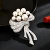Nuevo broche de flor de perla de alta gama, combina con todo, chaqueta de moda, accesorios de ramillete de flores exquisitos para desplazamientos diarios.