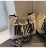 Bolso de Hombro y Axila de Gran Capacidad, de Moda y Texturizado para Mujer 2026 Nuevo Bolso Tote de Letras Tendencia para Estudiante, Clase y Viaje
