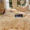 Estilo Coreano Estilo Blogger Línea A Súper Suave Felpa de Leche Invierno Juego de Cuatro Piezas Estilo INS Estampado de Lunares Cálido Juego de Felpa Doble Cara