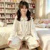 Pijama de moda para niña con cuello de muñeca y estampado de dibujos animados, conjunto de manga larga y pierna larga para primavera y otoño, ropa de estar elegante y cómoda