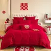 Juego de cuatro piezas de boda de alta gama en color rojo brillante con bordado de dragón y fénix chinos, colcha de algodón para el nuevo hogar, ropa de cama de boda 100% algodón