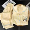 Pijama a cuadros amarillo y blanco con encaje azul para mujer, hecho de algodón nube, corte holgado, talla grande, con botones rojos, cuello de solapa, mangas largas y pantalones largos, conjunto de ropa para el hogar
