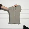 Camiseta de punto de manga corta con diseño de botones en V y hombros rectos para mujer 2026 verano nuevo corte ajustado top súper favorecedor