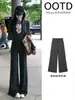 Um conjunto esportivo completo para mulheres no outono e inverno, apresentando um estilo 'old money' leve e maduro, moda casual coreana
