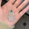 Collar para mujer con colgante bañado en plata con figura de Buda de calcedonia blanco hielo, diseños de hoja y calabaza, ágata y jade de Maitreya
