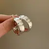 Brincos de Argola Grandes com Bolinhas Pretas Escovadas Estilo Retrô Nostálgico para Mulheres, Brincos Statement Versáteis da Moda de Luxo Leve de Alta Qualidade