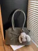 Bolsa Feminina de Grande Capacidade Transfronteiriça 2025 Nova Outono e Inverno Versátil Retrô Bolsa de Ombro Nicho Popular Bolsa Tote para o Dia a Dia