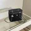 Moda Otoño 2026 Nuevo Bolso Pequeño Acolchado de Camelia con Cadena Caja para Cosméticos Bolso de Hombro Cruzado Mini para Mujer