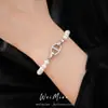 Pulsera con Cierre de Perla Nariz de Cerdo Redonda Incrustada con Circonita, Pulsera de Nicho de Lujo Ligero, Accesorio de Moda Versátil y Elegante
