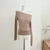 Versátil top básico de punto para el uso diario, elástico, ajustado y favorecedor, con diseño de manga larga y un solo hombro, disponible en cuatro colores