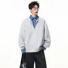 Moletom preto masculino de alta resistência com zíper parcial e gola de camisa, design falso de duas peças, mangas compridas, moderno e estiloso, com um toque de sofisticação em cinza