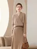 Novo Suéter Feminino de Caxemira com Design de Gola Cruzada, Combinado com um Vestido, Suéter Base de Tricô de Caxemira de Manga Longa