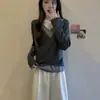 Conjunto de otoño para mujeres de talla grande: un suéter de punto elegante con diseño de dos piezas falso, un escote en V que estiliza y un look juvenil