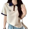 Camiseta Polo Color Block de Manga Curta para Mulheres Verão Design Bordado de Coração Chique Look Preguiçoso Emagrecedor Top de Manga Curta Ombro Direito
