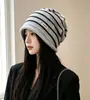 Gorro de punto a rayas para otoño e invierno para mujer, con borde enrollado, diseño de letras, efecto adelgazante para la cara, cálido y protector para los oídos, versátil y en un estilo japonés moderno