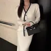 Conjunto de Cardigã Tricotado em Cor Contrastante para Mulheres no Outono e Inverno Novo Estilo Casual Top de Botão Único com Decote V + Conjunto de Duas Peças de Saia