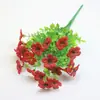 Venta al por mayor transfronteriza 7 Tenedores Eucalipto Flor de imitación Margarita pequeña Ciruela Tela Ramo para exteriores Decoración de planta
