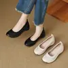 Mocassins plataforma estilo retrô, leves e luxuosos para mulheres, apresentando couro macio, bico redondo e design slip-on. Esta é a coleção de outono de 2026 de sapatos casuais de couro com salto alto.