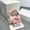 Bolsas Pequenas Retrô Populares Deste Ano para Mulheres 2025 Nova Moda Tendência Bolsa de Mão com Laço Doce para Menina Bolsa Transversal