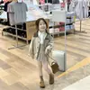 Conjunto de outfit de primavera para niñas: Chamarra de béisbol estilo americano con bloques de color de letras, chaqueta estilo británico, falda plisada, falda corta, elegante