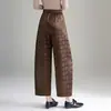 Calça casual ampla estampada retrô para mulheres, nova coleção de outono de 2026, apresentando caimento fluido, efeito emagrecedor, design de perna reta e um comprimento cropped relaxado e moderno.