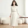 Vestido preto de manga longa para mulheres, combinação para o início do outono, um conjunto completo com uma sensação de luxo leve, conjunto de duas peças saia evasê