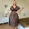 Vestido Longo Sexy Estilo Europeu e Americano com Decote em V Profundo Levemente Transparente Estampado de Leopardo, Vestido Sedutor de Malha Transparente com Fenda, Camisola Erótica com Tanga