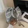 Bolsa Saco de Couro de Alta Qualidade com Cordão e Franjas para Mulheres 2026 Novo Modelo Couro Patente Brilhante Padrão Crocodilo Bolsa para o Dia a Dia Bolsa Transversal com Corrente