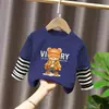 Camiseta de manga larga a rayas de algodón puro para niños, base holgada y versátil, look elegante de dos piezas para niños mayores, top moderno de primavera y otoño