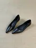 Zapatos planos de piel suave estilo francés para mujer, nuevo modelo otoño 2026, versátiles y cómodos para ir al trabajo, zapatos pequeños de piel de moda con punta para mujer