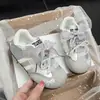 Sapatos de Princesa com Laço de Renda para Meninas Primavera/Verão 2026 Tênis Macios para Bebês Sapatos de Caminhada da Moda para Crianças