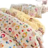 Juego de Ropa de Cama con Estampado de Gatito de Dibujos Animados Infantiles en Tela Nublada para Estudiantes y Niños, Juego de Tres Piezas con Sábana y Funda de Edredón, Juego de Cuatro Piezas