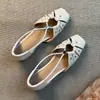 Primeiro Encontro com o Estilo Resort Sazonal: Sandálias Fechadas na Ponta Elegantes com Aplicação de Rebites Vazados para Mulheres, com uma Vibe Moderna e Design Único Trançado Estilo Romano