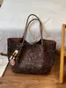 Bolso tote nuevo de estampado de leopardo 2026, gran capacidad, adecuado para ir al trabajo, bolso de hombro elegante y versátil, que irradia un ambiente sofisticado y retro