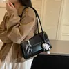 Tendencia de moda 2026: bolsos de mujer retro, minimalistas y elegantes. Nueva colección de otoño: bolsas cuadradas pequeñas, bolsos de hombro casuales y sencillos