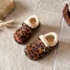Sapatos Birkenstock Forrados com Lã Estilo Coreano para Crianças 2026 Inverno Novo Sapatos de Algodão Antiderrapantes Estampa de Leopardo para Meninas Sapatos Quentes de Pelo para Meninas