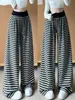 Calça listrada cinza e branca de perna larga para mulheres, novo estilo outono 2026, corte solto, cintura alta, modelagem que afina, adequada para baixinhas, estilo casual e relaxado