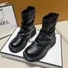 Botas curtas femininas 2026 com bico quadrado, estilo britânico, nova moda outono, salto grosso, botas de montaria empilhadas, sola grossa de motociclista